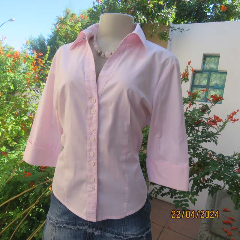Elegant crepe pink button down tailored top. V front with collar. Elbow/cuffed sleeves. Size 36/12.