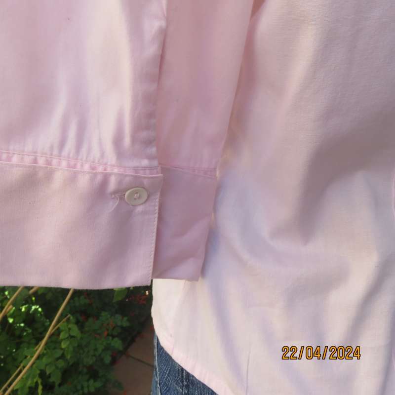Elegant crepe pink button down tailored top. V front with collar. Elbow/cuffed sleeves. Size 36/12.
