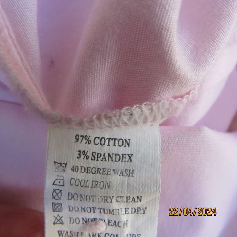 Elegant crepe pink button down tailored top. V front with collar. Elbow/cuffed sleeves. Size 36/12.