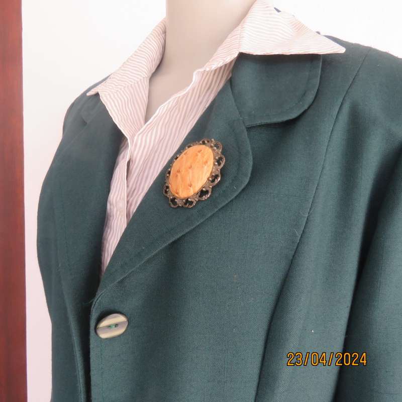 Elegant Sacramento green long sleeve polycotton size 36 jacket. By Boutique.Clover leaf collar.