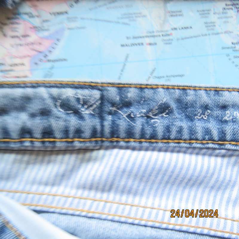 High quality OLD KHAKI distressed look Men`s jeans size 34. In 100% cotton. Very good cond.