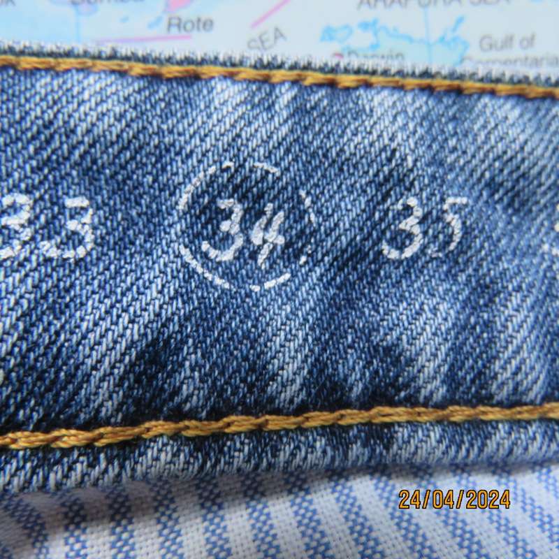 High quality OLD KHAKI distressed look Men`s jeans size 34. In 100% cotton. Very good cond.