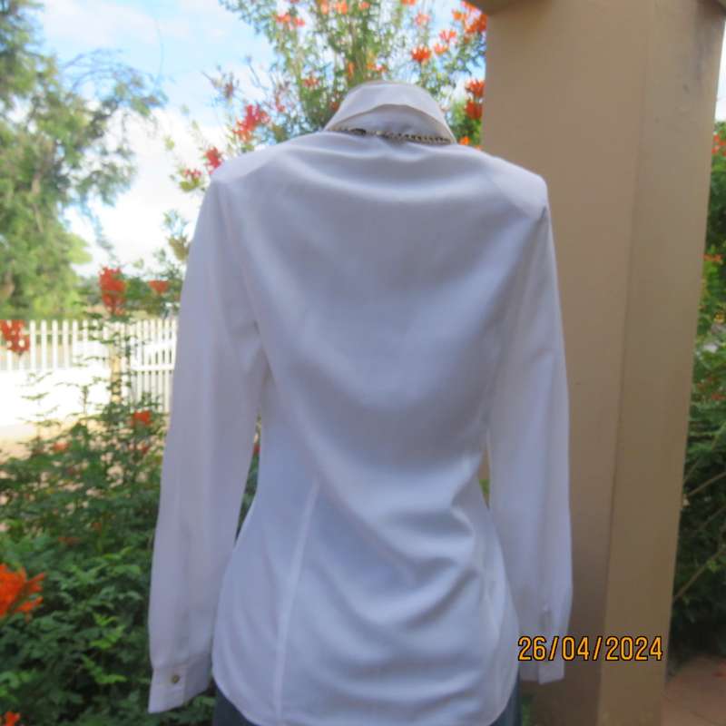 White tailored long cuffed sleeve button down polycotton top with open collar. By NEW ERA size 34