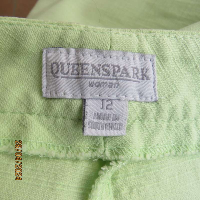 QUEENSPARK lime green ankle length size 36/12 pants. Tight fit! Cotton/nylon stretch. As new cond.