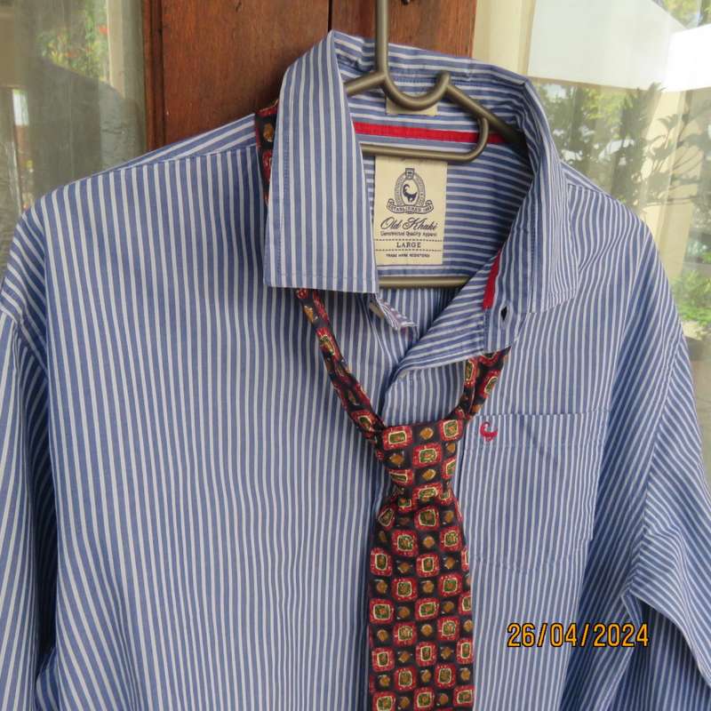 Fabulous men`s OLD KHAKI long sleeve 100% cotton blue/white striped shirt. Size Large. As new.