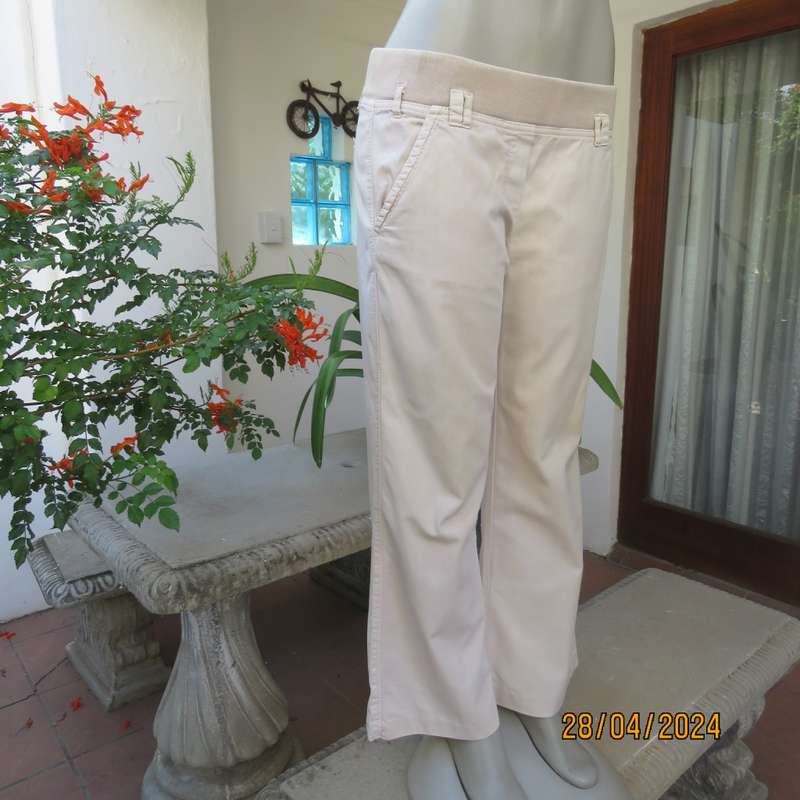 Relaxed style 100% cotton straight leg pants. Ribbed/elastic wide waistband.By ST BERNARD. Size 36.