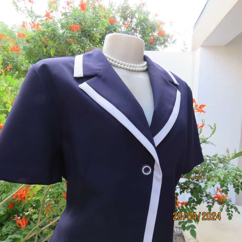 Elegant eggplant purple top/jacket.Open collar/pale lilac edging. One button closure.Size 38 TRU.