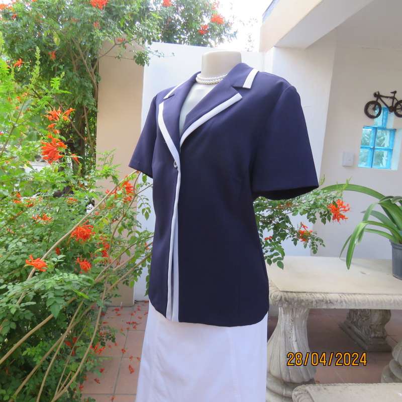Elegant eggplant purple top/jacket.Open collar/pale lilac edging. One button closure.Size 38 TRU.