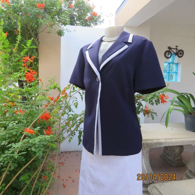 Elegant eggplant purple top/jacket.Open collar/pale lilac edging. One button closure.Size 38 TRU.