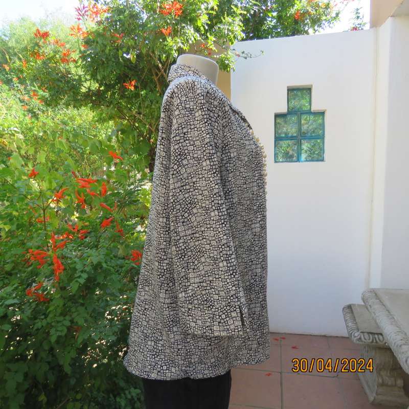 Charming black/cream graphic printed button down/open collar polyester top.JUDY`S PRIDE size 42