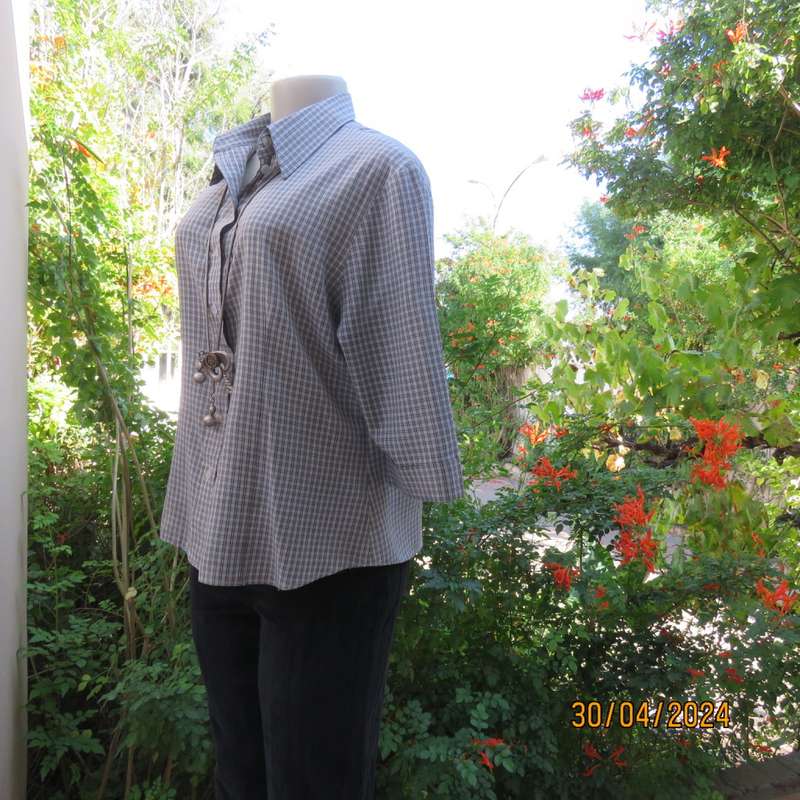 Cool light grey/black check button down/shirt collar top in rayon. Size 38.Elbow length sleeves.
