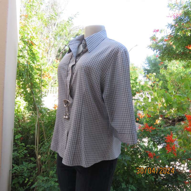Cool light grey/black check button down/shirt collar top in rayon. Size 38.Elbow length sleeves.