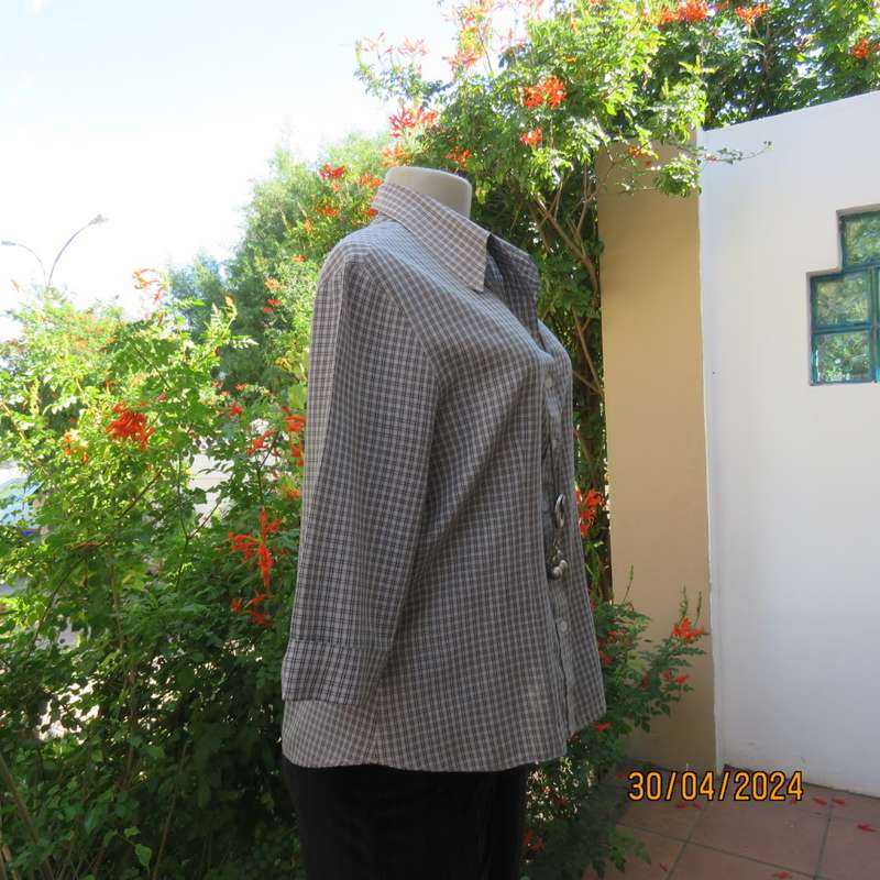 Cool light grey/black check button down/shirt collar top in rayon. Size 38.Elbow length sleeves.