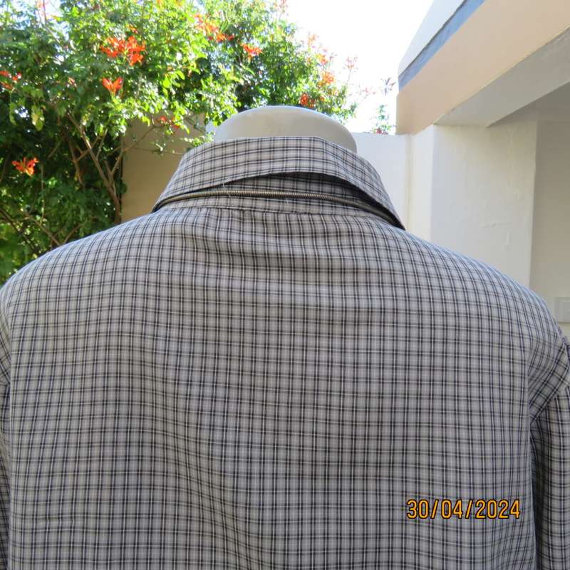 Cool light grey/black check button down/shirt collar top in rayon. Size 38.Elbow length sleeves.