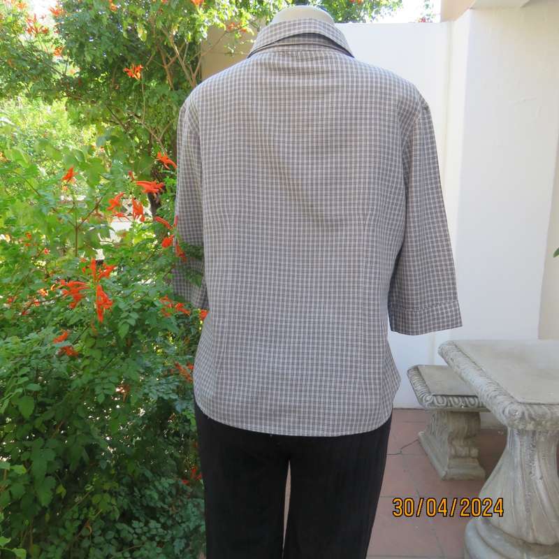 Cool light grey/black check button down/shirt collar top in rayon. Size 38.Elbow length sleeves.
