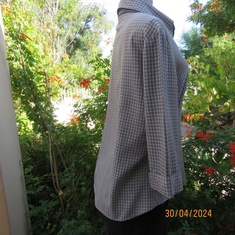 Cool light grey/black check button down/shirt collar top in rayon. Size 38.Elbow length sleeves.