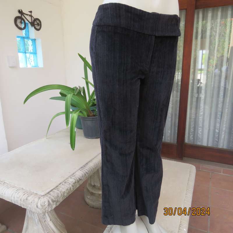Chic black cotton stretch corduroy pants by FOSHINI. Size 38 tight. 36 good fit. As new cond.