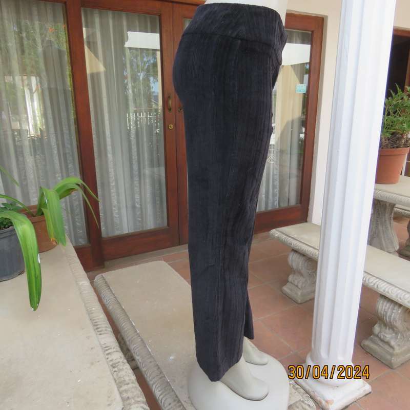 Chic black cotton stretch corduroy pants by FOSHINI. Size 38 tight. 36 good fit. As new cond.