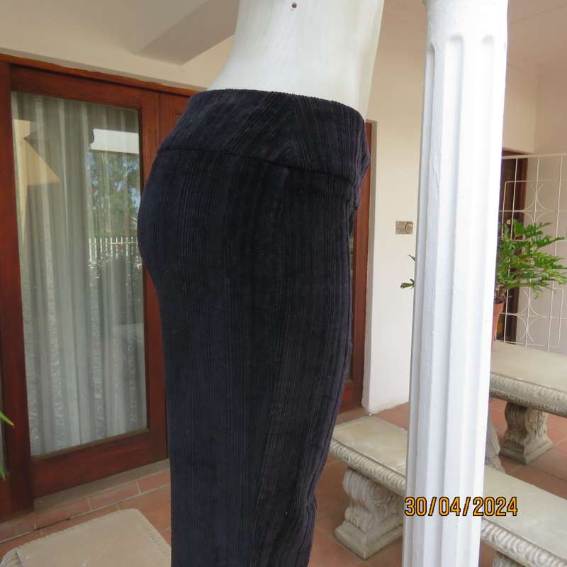 Chic black cotton stretch corduroy pants by FOSHINI. Size 38 tight. 36 good fit. As new cond.