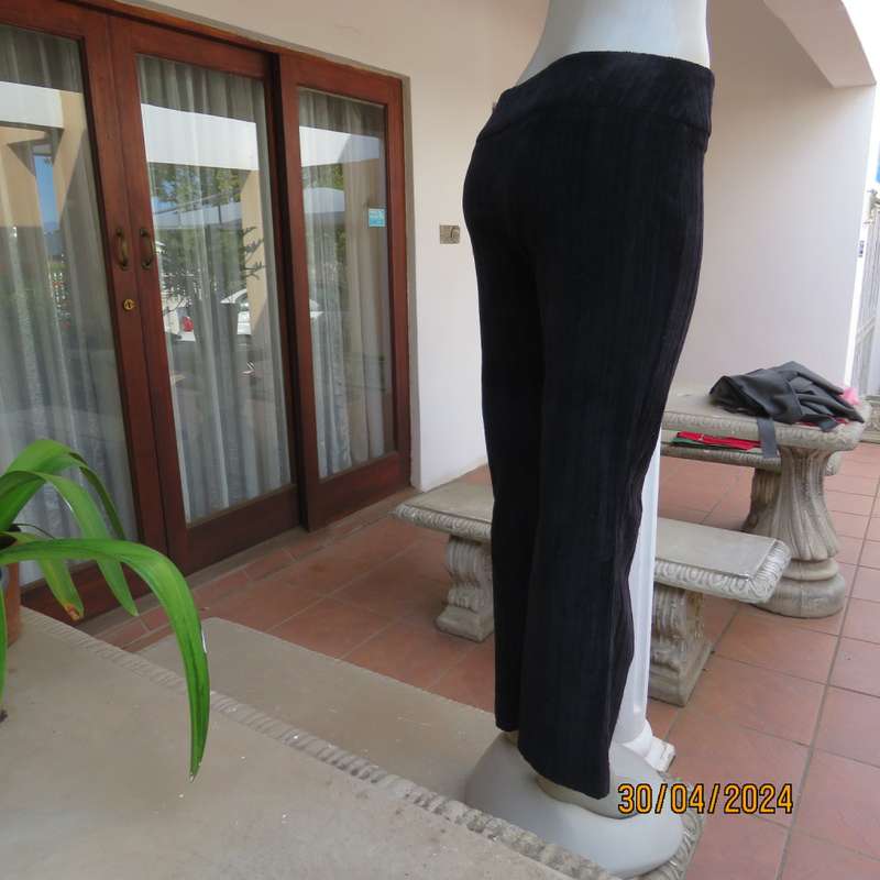 Chic black cotton stretch corduroy pants by FOSHINI. Size 38 tight. 36 good fit. As new cond.
