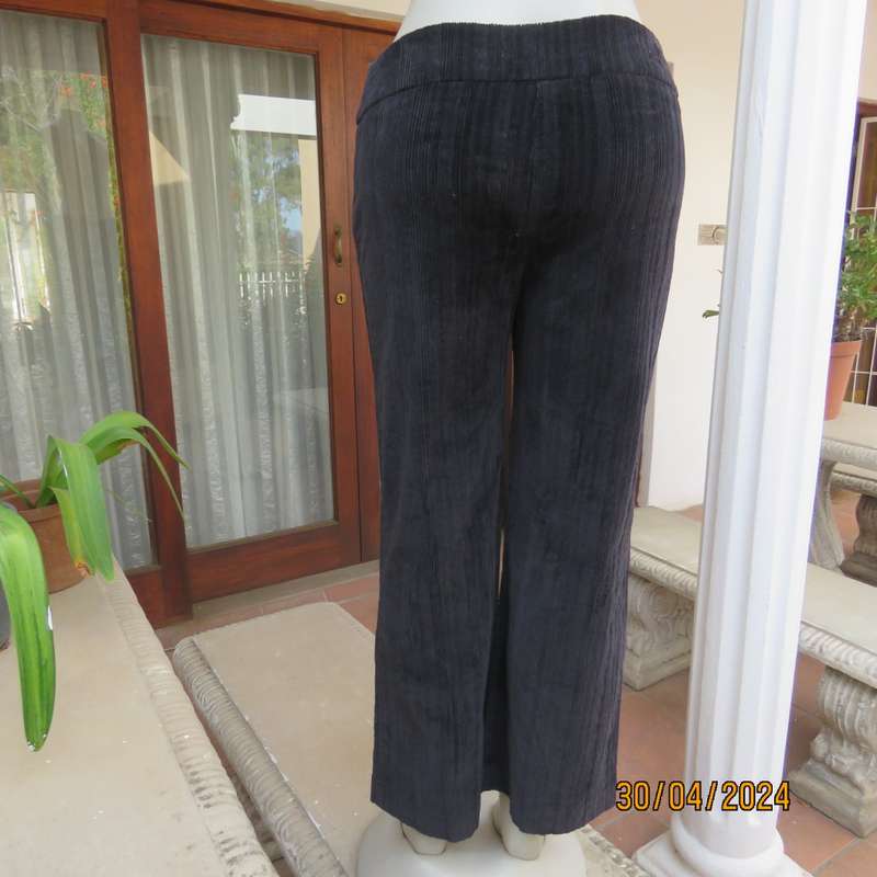 Chic black cotton stretch corduroy pants by FOSHINI. Size 38 tight. 36 good fit. As new cond.