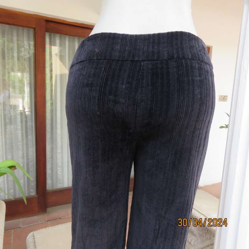 Chic black cotton stretch corduroy pants by FOSHINI. Size 38 tight. 36 good fit. As new cond.