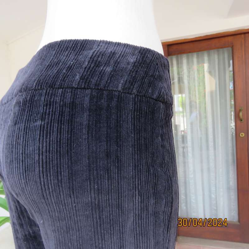 Chic black cotton stretch corduroy pants by FOSHINI. Size 38 tight. 36 good fit. As new cond.