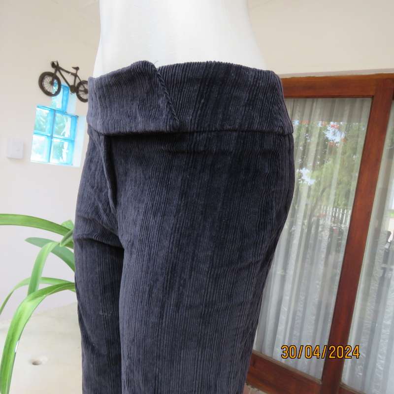 Chic black cotton stretch corduroy pants by FOSHINI. Size 38 tight. 36 good fit. As new cond.