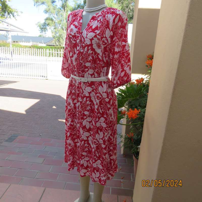 Fabulous comfy red/white floral slip over 100% crinkled viscose dress. By MILADYS size 40. As new.