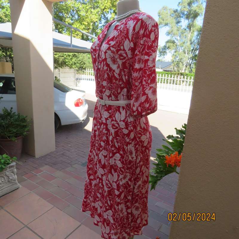 Fabulous comfy red/white floral slip over 100% crinkled viscose dress. By MILADYS size 40. As new.