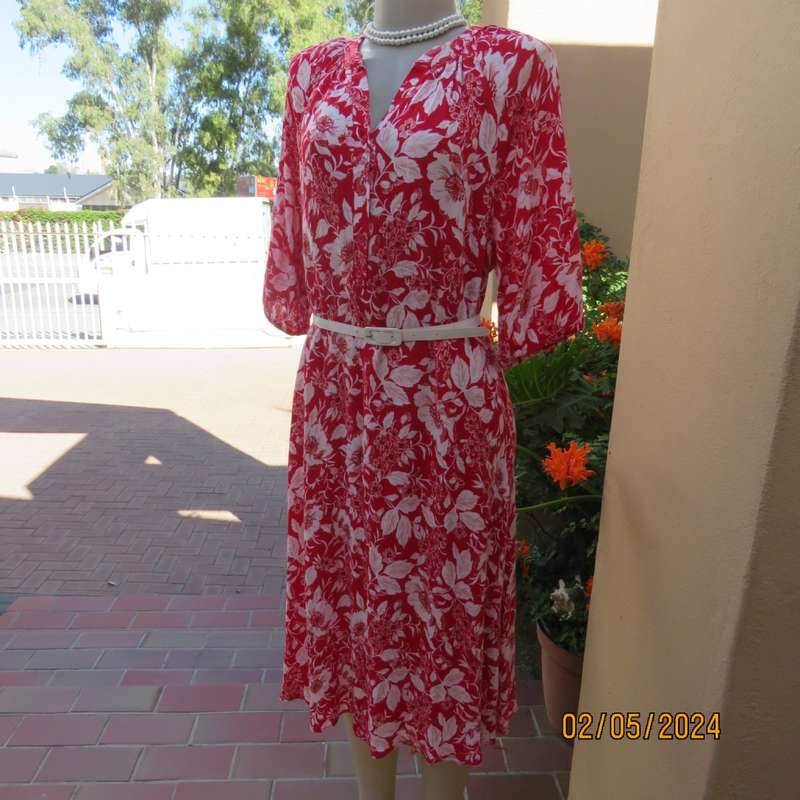 Fabulous comfy red/white floral slip over 100% crinkled viscose dress. By MILADYS size 40. As new.