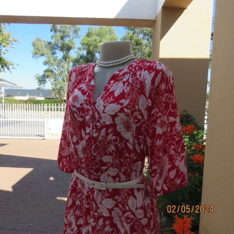 Fabulous comfy red/white floral slip over 100% crinkled viscose dress. By MILADYS size 40. As new.