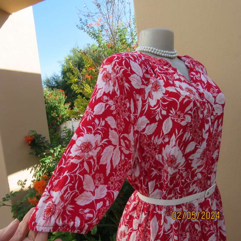 Fabulous comfy red/white floral slip over 100% crinkled viscose dress. By MILADYS size 40. As new.