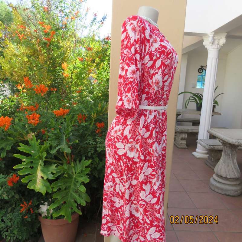 Fabulous comfy red/white floral slip over 100% crinkled viscose dress. By MILADYS size 40. As new.