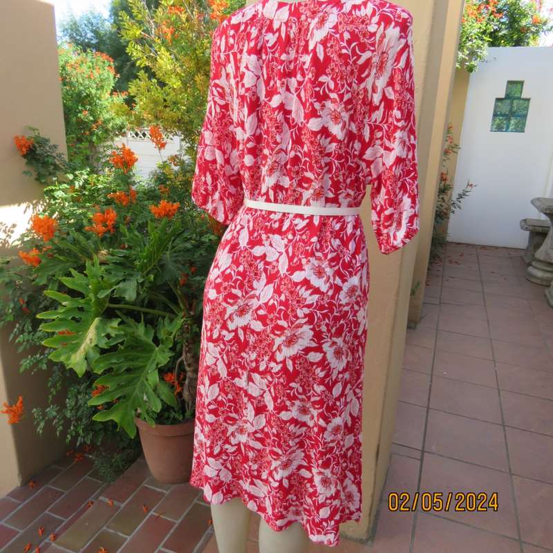 Fabulous comfy red/white floral slip over 100% crinkled viscose dress. By MILADYS size 40. As new.
