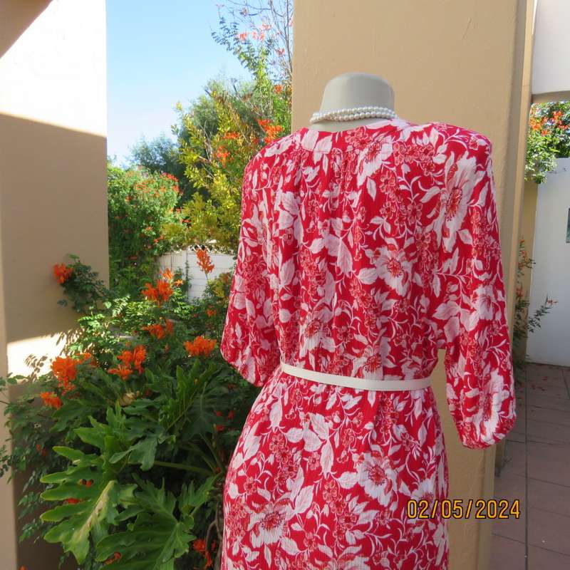 Fabulous comfy red/white floral slip over 100% crinkled viscose dress. By MILADYS size 40. As new.