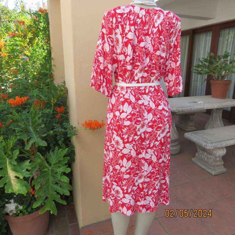 Fabulous comfy red/white floral slip over 100% crinkled viscose dress. By MILADYS size 40. As new.