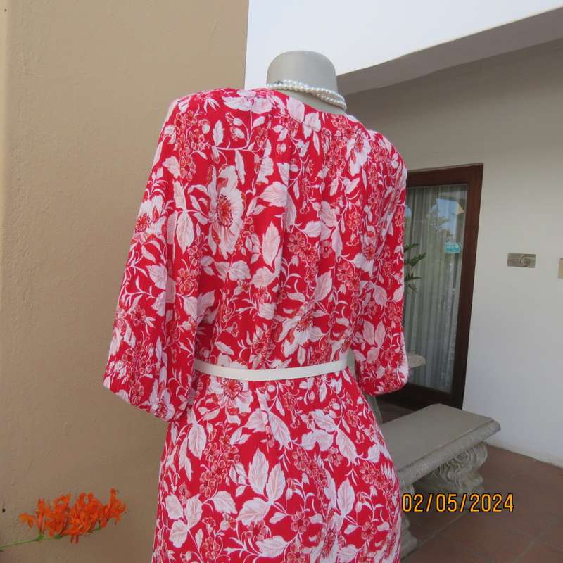 Fabulous comfy red/white floral slip over 100% crinkled viscose dress. By MILADYS size 40. As new.