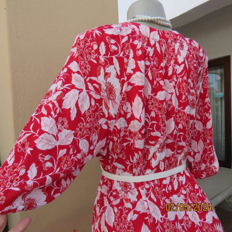 Fabulous comfy red/white floral slip over 100% crinkled viscose dress. By MILADYS size 40. As new.