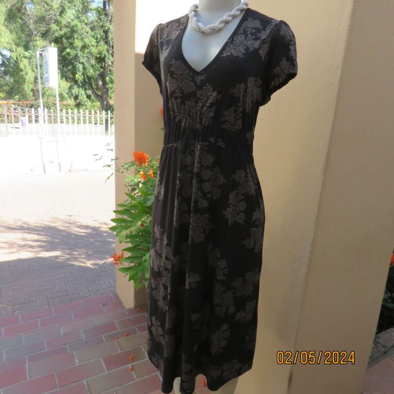 Fabulous black/graphic bold cream floral pattern elasticated empire dress.By REITMANS Canada size 40