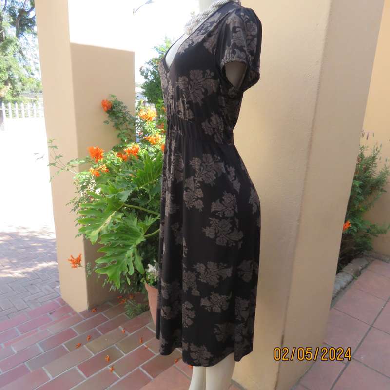 Fabulous black/graphic bold cream floral pattern elasticated empire dress.By REITMANS Canada size 40