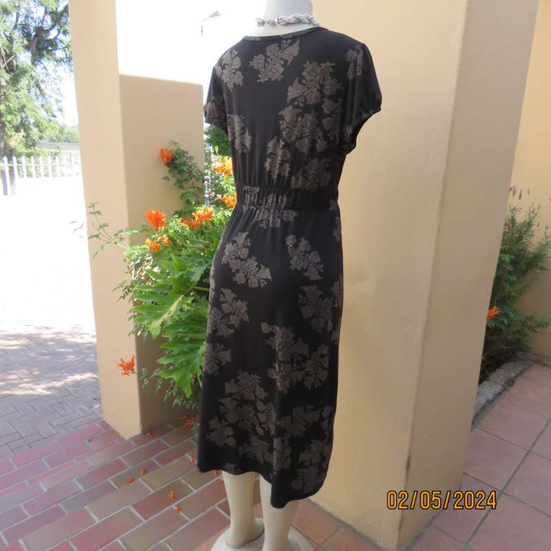 Fabulous black/graphic bold cream floral pattern elasticated empire dress.By REITMANS Canada size 40