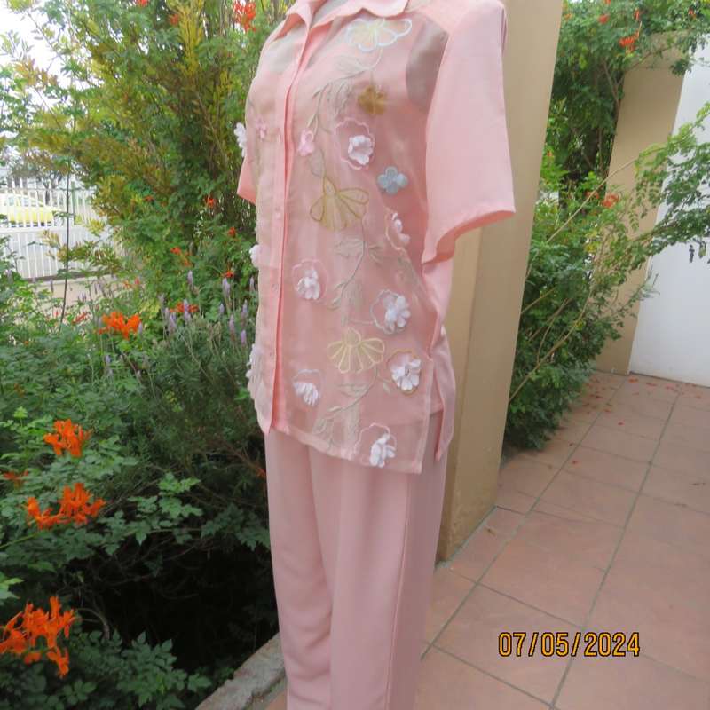 Amazing 2 pc salmon pink textured polyester pants/jacket outfit. Size 38. Jacket emb. organza fronts
