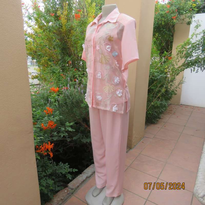 Amazing 2 pc salmon pink textured polyester pants/jacket outfit. Size 38. Jacket emb. organza fronts