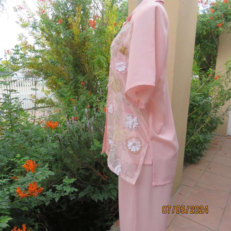 Amazing 2 pc salmon pink textured polyester pants/jacket outfit. Size 38. Jacket emb. organza fronts