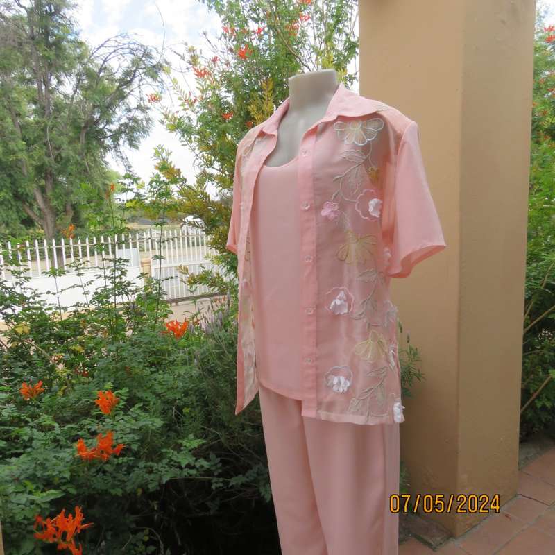 Amazing 2 pc salmon pink textured polyester pants/jacket outfit. Size 38. Jacket emb. organza fronts