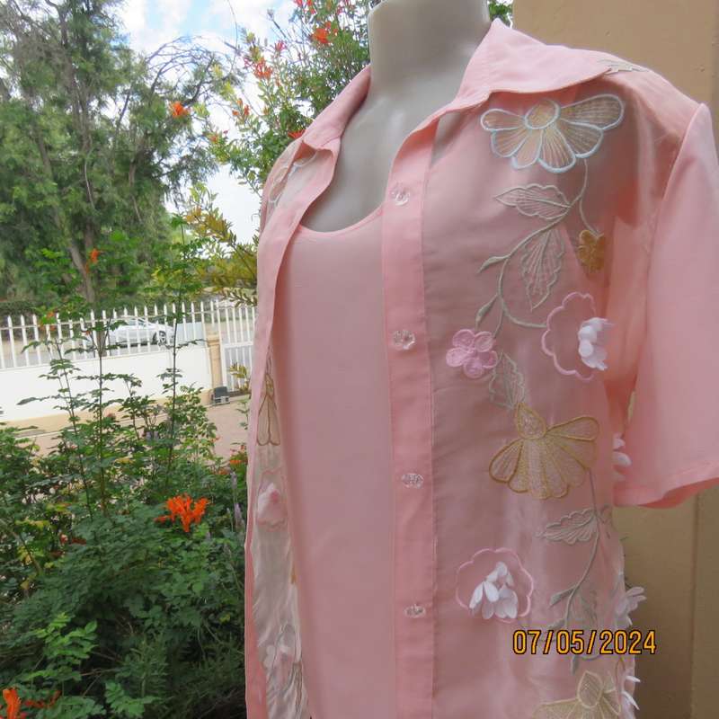 Amazing 2 pc salmon pink textured polyester pants/jacket outfit. Size 38. Jacket emb. organza fronts