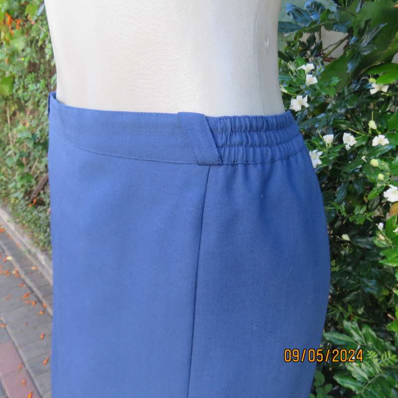 Amazing tailored indigo blue fully lined pencil skirt by NADA size 44. 6 panels. Brand new cond.
