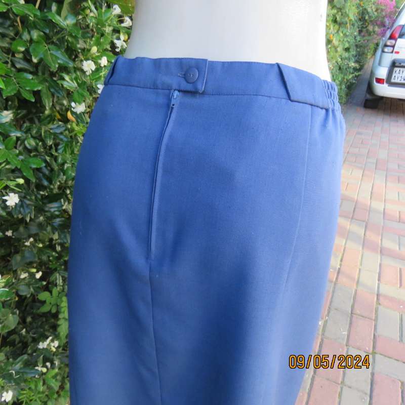 Amazing tailored indigo blue fully lined pencil skirt by NADA size 44. 6 panels. Brand new cond.