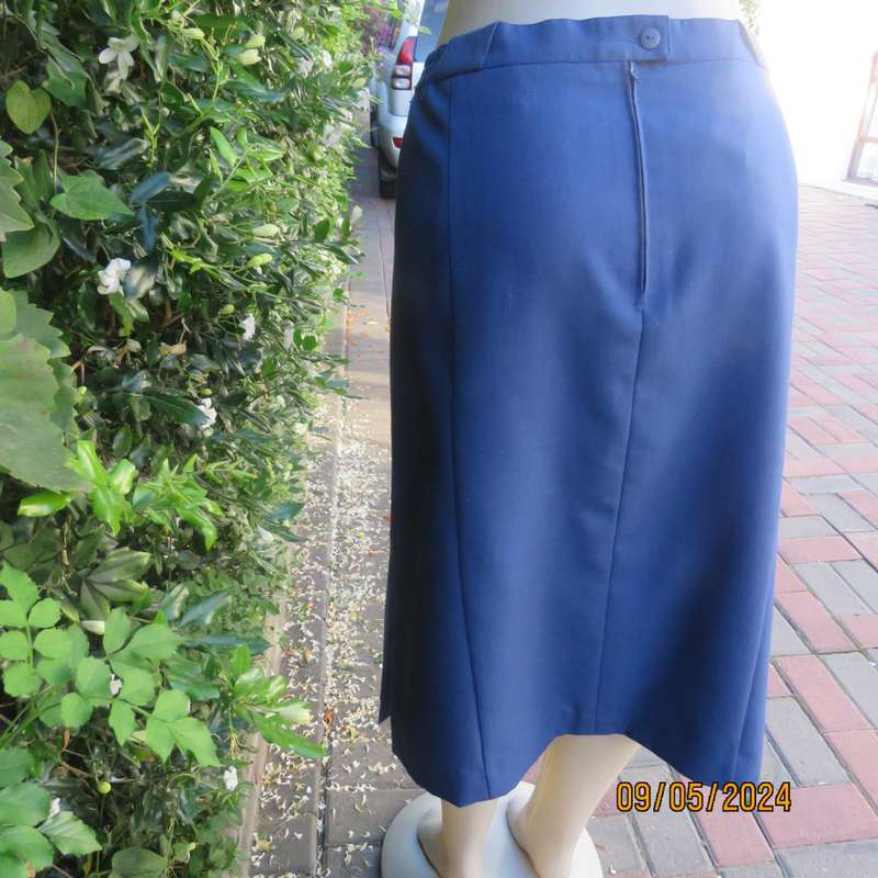 Amazing tailored indigo blue fully lined pencil skirt by NADA size 44. 6 panels. Brand new cond.